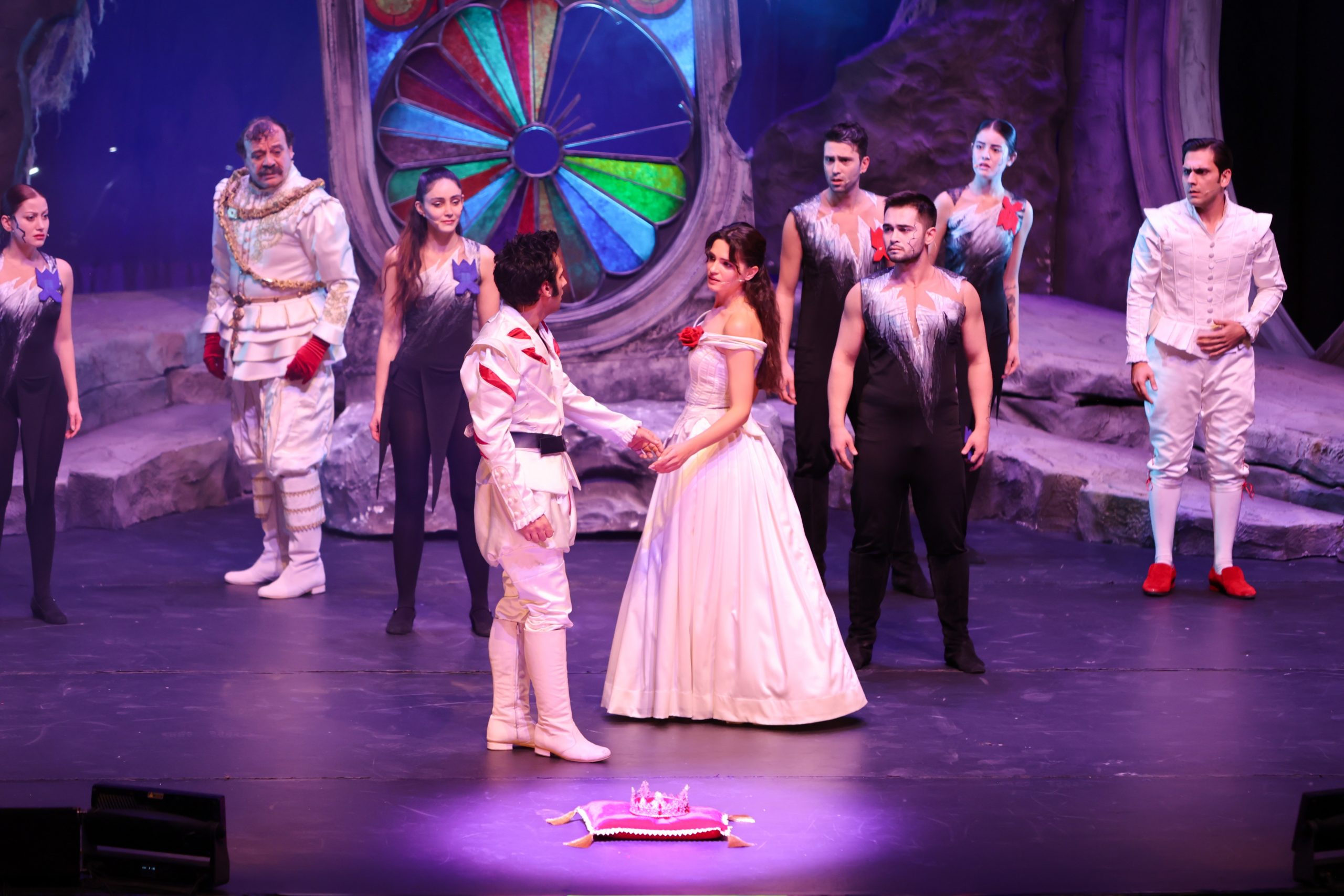 Hamlet mor ve ötesi sözleriyle yeniden: Bir mor ve ötesi müzikali: ARAF ...