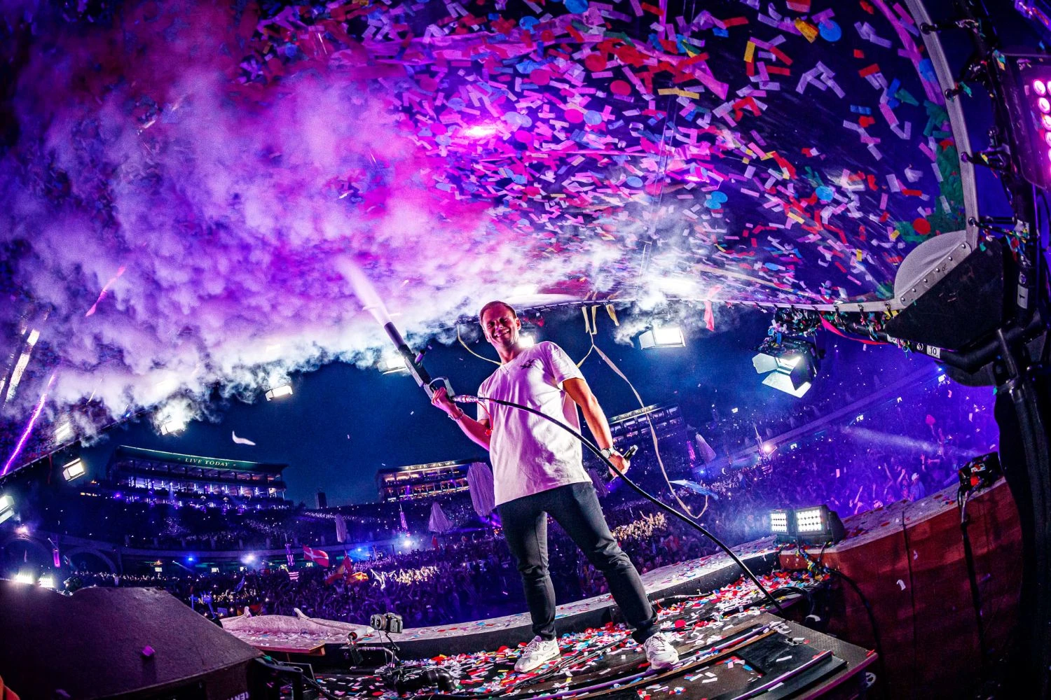 Armin van Buuren: “Konserden ayrılırken ‘bir hikâyenin parçası olduk ...