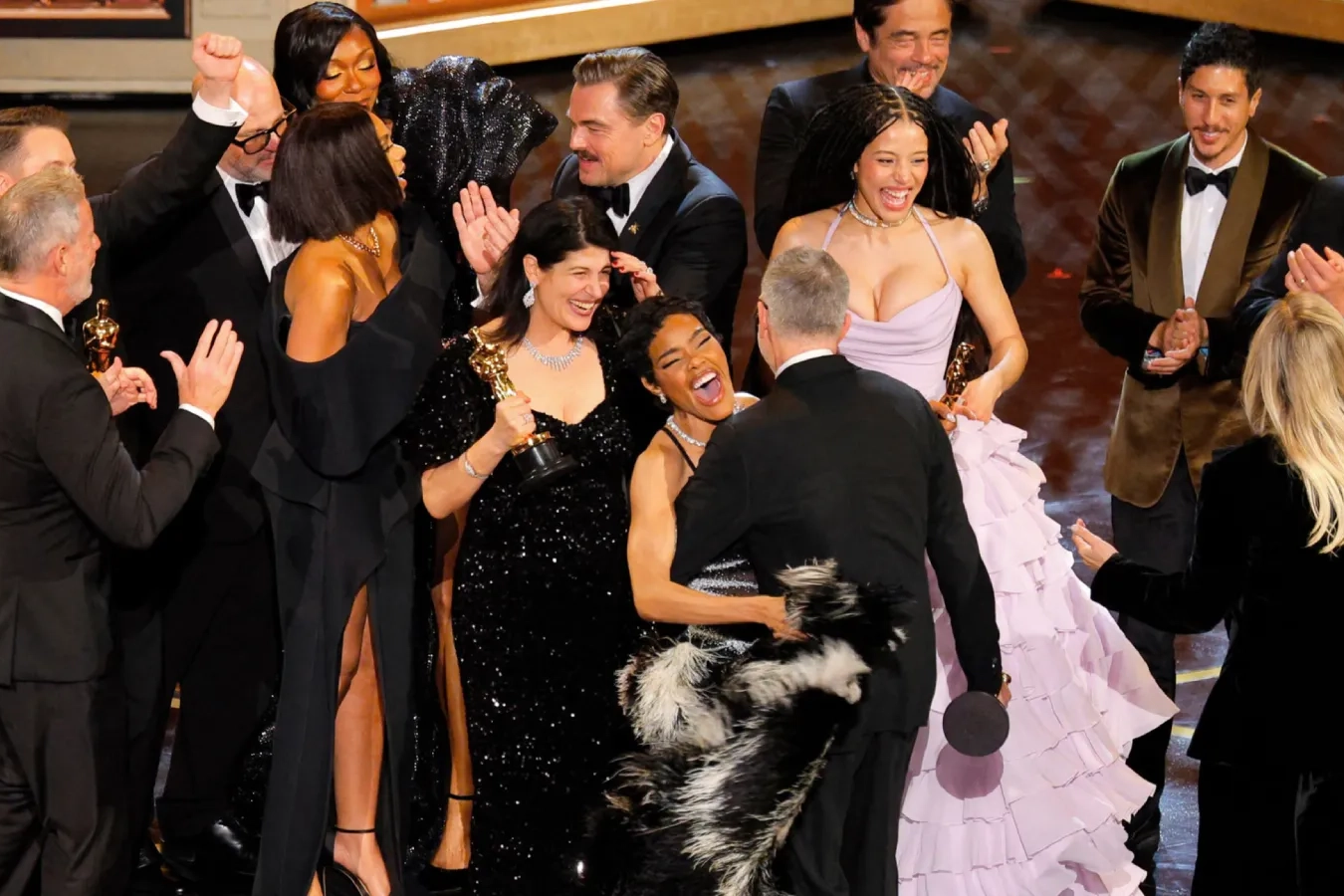 Teyana Taylor, Paul Thomas Anderson'ı coşkuyla kutluyor.