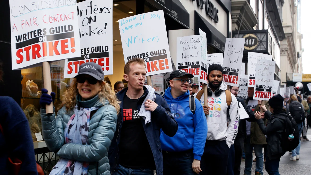 "Senaristler Birliği Grevde" yazılı pankartlarla protestolara katılan senaristler. New York, 2 Mayıs 2023
